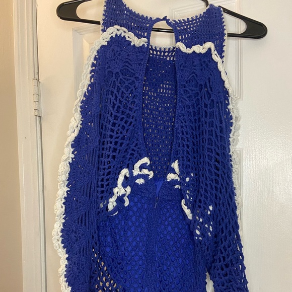 This is vibrant blue bathing suit cover up! Perfect for the beach - Picture 2 of 3